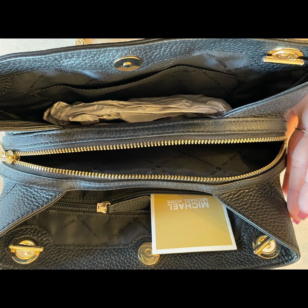 Micheal Kors black leather messenger bag - Picture 3 of 4